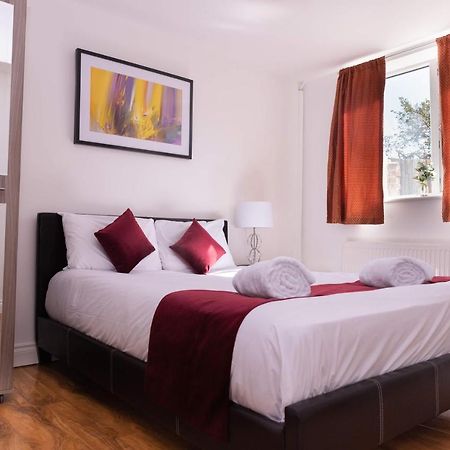 Alexandra Contractor House - Free Parking For Large Vans, Free Wifi & Netflix By Firoz Property Management オールダーショット エクステリア 写真