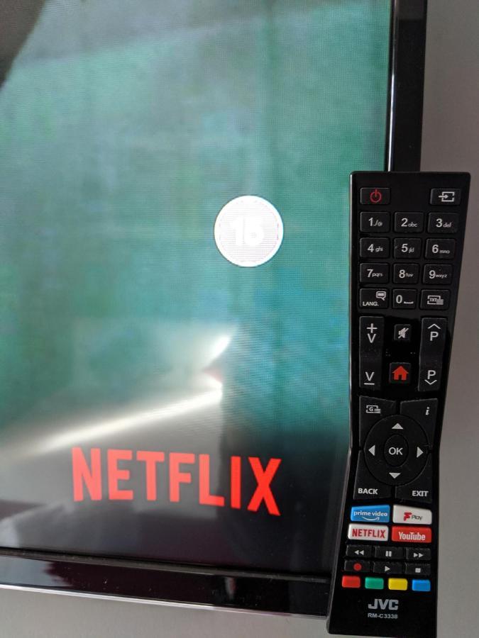 Alexandra Contractor House - Free Parking For Large Vans, Free Wifi & Netflix By Firoz Property Management オールダーショット 部屋 写真