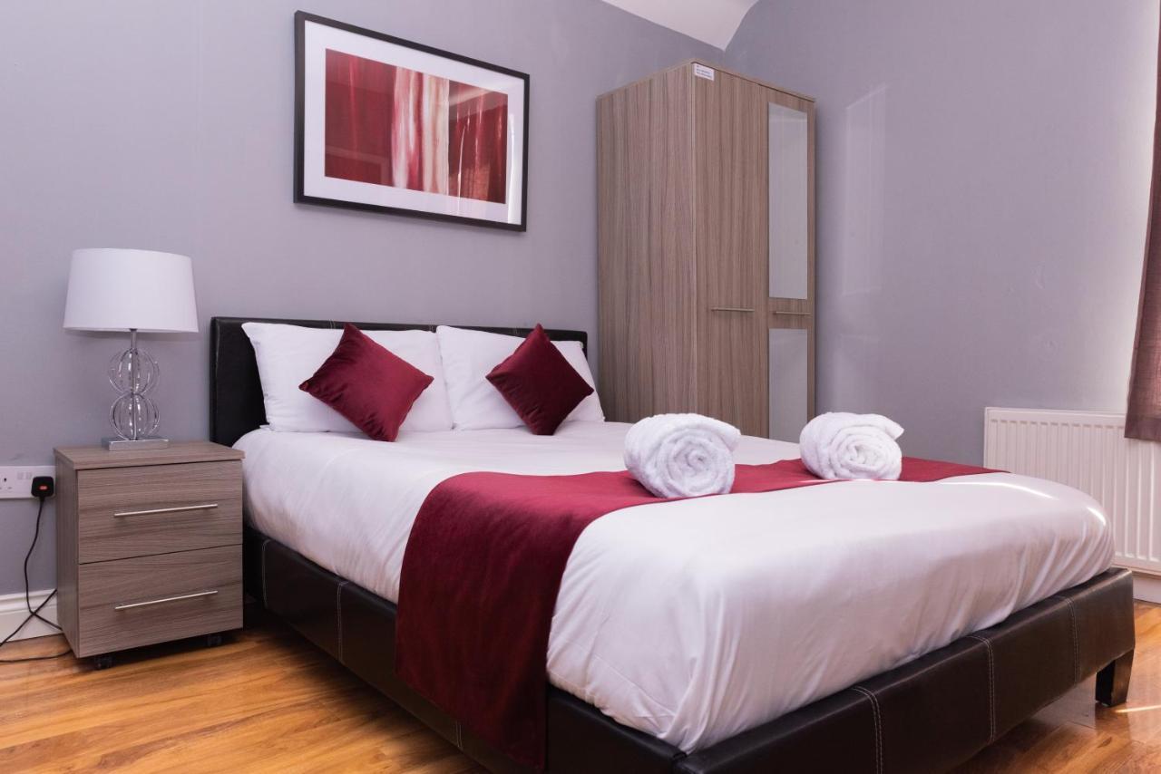 Alexandra Contractor House - Free Parking For Large Vans, Free Wifi & Netflix By Firoz Property Management オールダーショット 部屋 写真