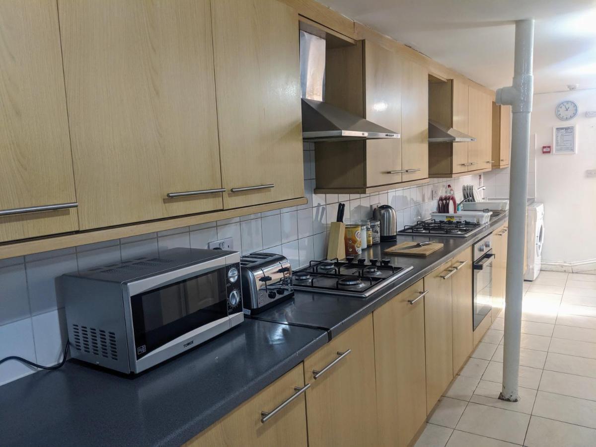 Alexandra Contractor House - Free Parking For Large Vans, Free Wifi & Netflix By Firoz Property Management オールダーショット エクステリア 写真