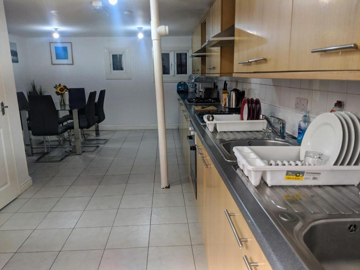Alexandra Contractor House - Free Parking For Large Vans, Free Wifi & Netflix By Firoz Property Management オールダーショット エクステリア 写真