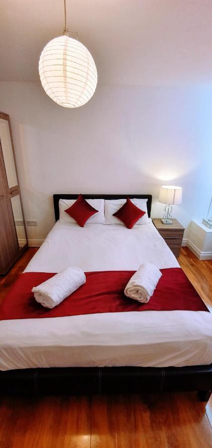 Alexandra Contractor House - Free Parking For Large Vans, Free Wifi & Netflix By Firoz Property Management オールダーショット エクステリア 写真