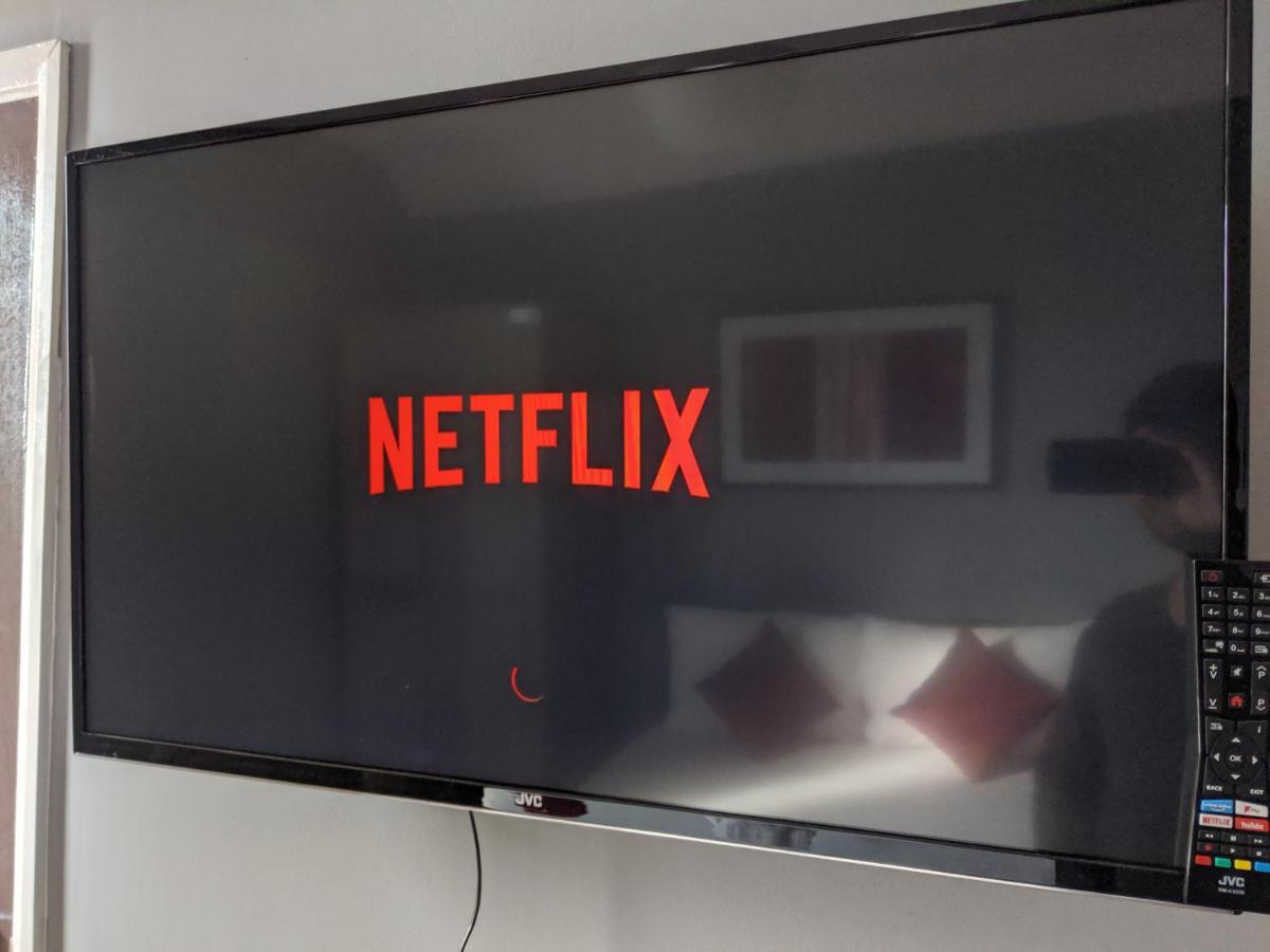 Alexandra Contractor House - Free Parking For Large Vans, Free Wifi & Netflix By Firoz Property Management オールダーショット エクステリア 写真