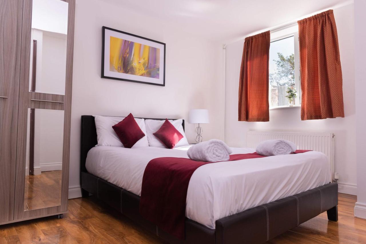 Alexandra Contractor House - Free Parking For Large Vans, Free Wifi & Netflix By Firoz Property Management オールダーショット エクステリア 写真