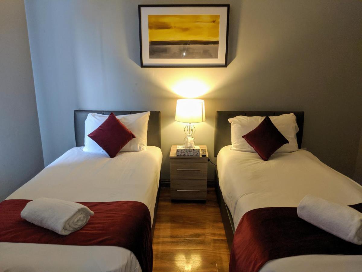 Alexandra Contractor House - Free Parking For Large Vans, Free Wifi & Netflix By Firoz Property Management オールダーショット エクステリア 写真