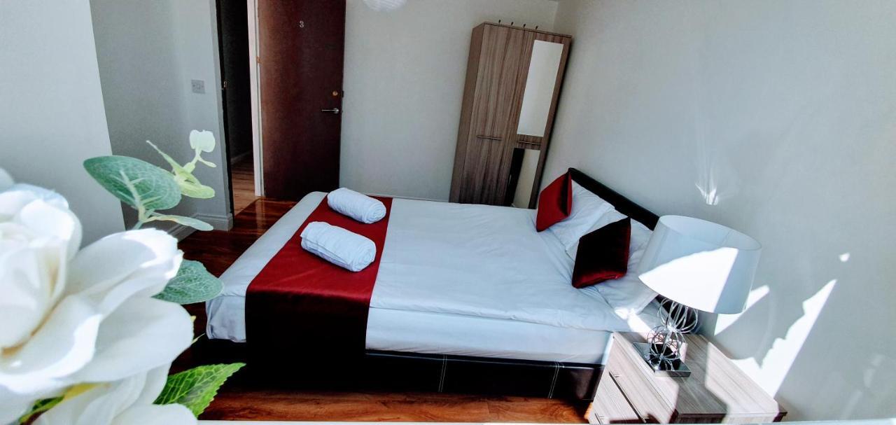 Alexandra Contractor House - Free Parking For Large Vans, Free Wifi & Netflix By Firoz Property Management オールダーショット エクステリア 写真