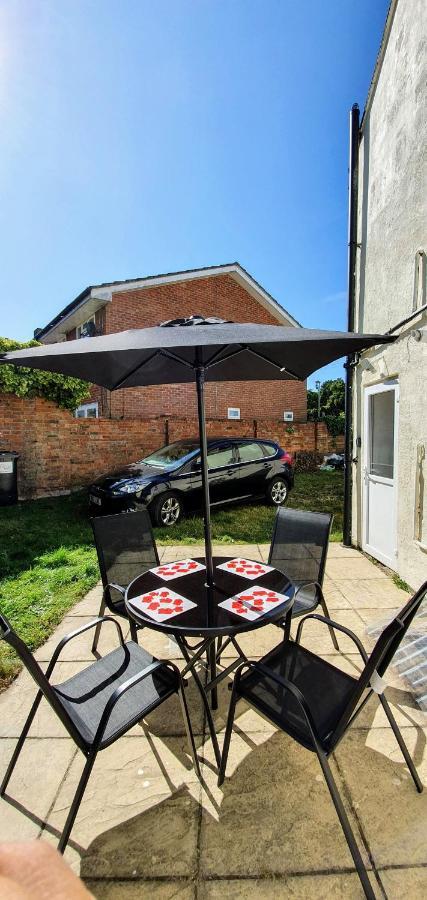 Alexandra Contractor House - Free Parking For Large Vans, Free Wifi & Netflix By Firoz Property Management オールダーショット エクステリア 写真