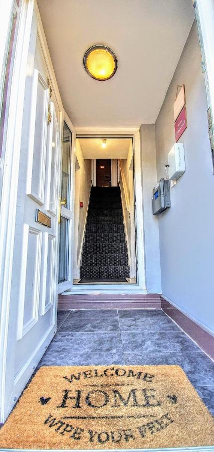 Alexandra Contractor House - Free Parking For Large Vans, Free Wifi & Netflix By Firoz Property Management オールダーショット エクステリア 写真