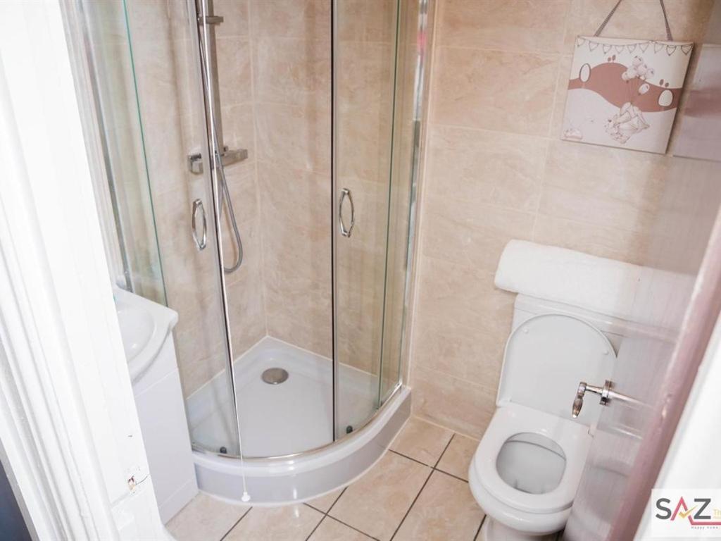 Alexandra Contractor House - Free Parking For Large Vans, Free Wifi & Netflix By Firoz Property Management オールダーショット エクステリア 写真